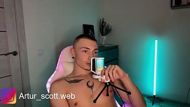 Artur  Skott online show from December 2025 10:20:01 PM