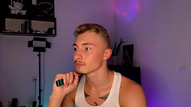 Artur  Skott online show from October 2025 08:54:01 PM