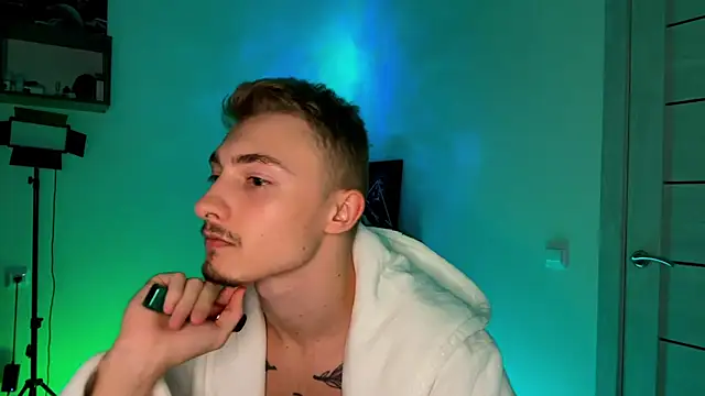 Artur  Skott online show from October 2025 07:55:01 PM