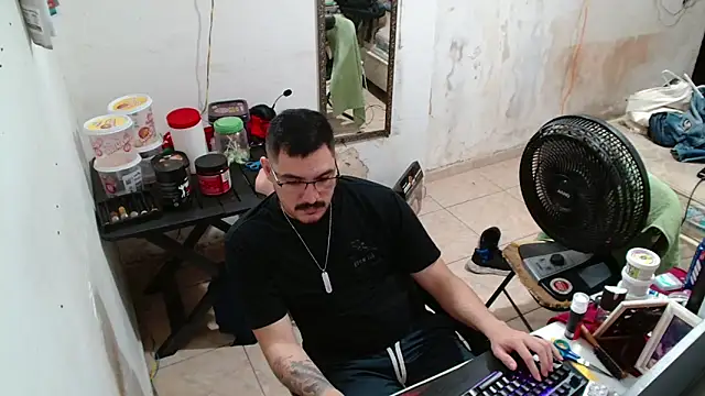 Leonino231 online show from December 2025 05:25:02 PM