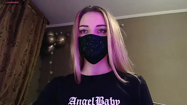 Snapshot of Iris_lave chatting on November 2025 04:23:01 PM Iris lave online show from November 2025 04:23:01 PM