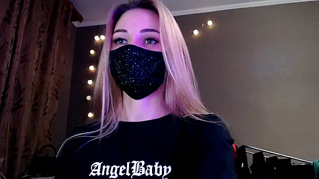 Snapshot of Iris_lave chatting on December 2025 08:10:01 PM Iris lave online show from December 2025 08:10:01 PM