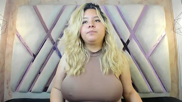 Snapshot of Zafiro_claire chatting on June 2026 03:40:01 PM Zafiro claire online show from June 2026 03:40:01 PM