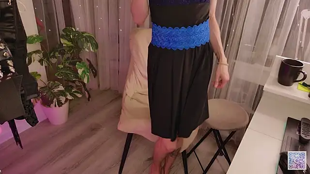 Snapshot of Queen_of_tease chatting on November 2025 04:00:01 PM Queen of tease online show from November 2025 04:00:01 PM