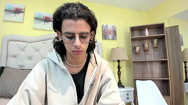 Ibratxandy online show from December 2025 12:51:01 PM