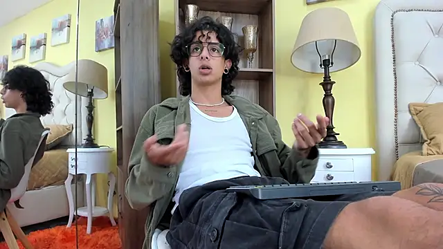 Ibratxandy online show from December 2025 07:37:01 PM