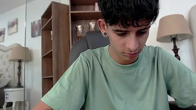 Ibratxandy online show from April 2026 07:17:01 PM