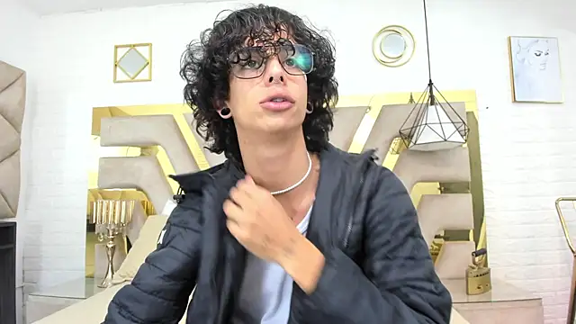 Ibratxandy online show from December 2025 07:01:01 PM