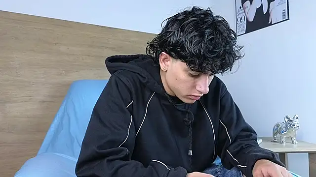 Stiven Benet  online show from November 2025 12:44:02 PM