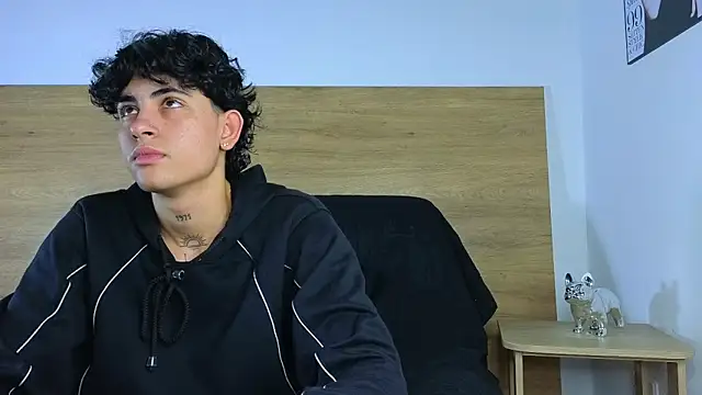 Stiven Benet  online show from November 2025 02:43:01 PM