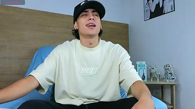 Stiven Benet  online show from October 2025 12:48:02 PM