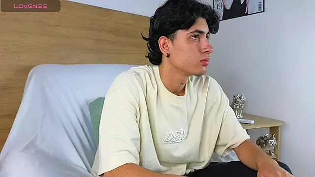 Stiven Benet  online show from November 2025 12:54:01 PM