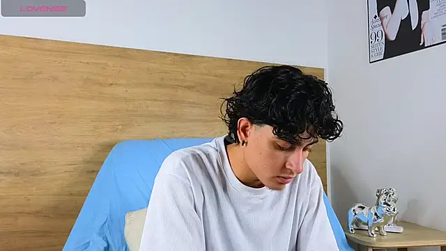 Stiven Benet  online show from November 2025 01:37:02 PM