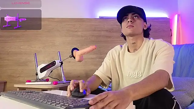 Stiven Benet  online show from November 2025 02:43:02 PM