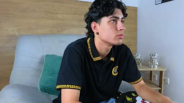 Stiven Benet  online show from October 2025 12:15:01 PM