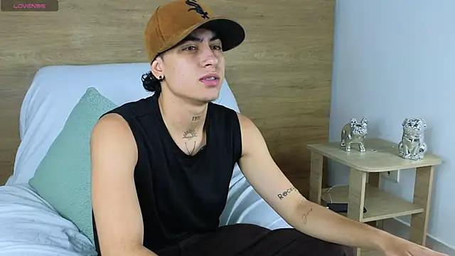 Stiven Benet  online show from October 2025 05:13:02 PM