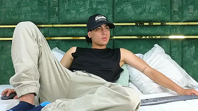 Stiven Benet  online show from October 2025 08:08:01 PM