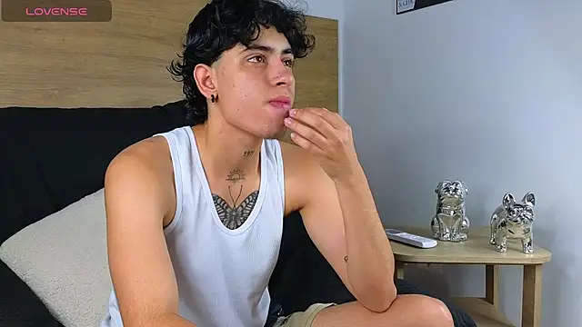 Stiven Benet  online show from November 2025 01:27:02 PM