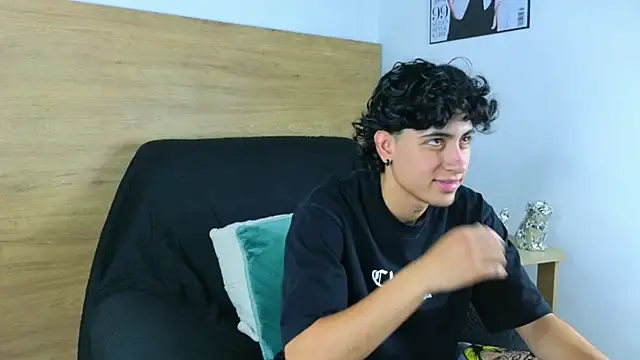 Stiven Benet  online show from November 2025 03:27:01 PM