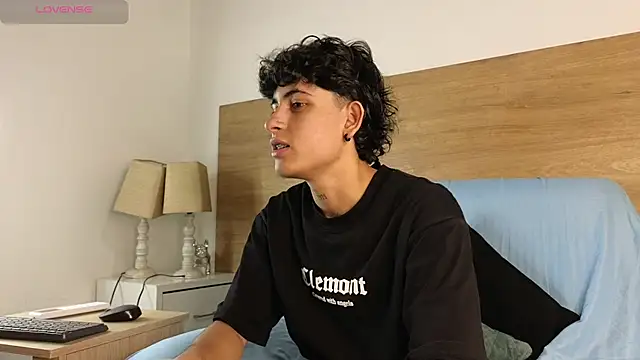 Stiven Benet  online show from September 2025 02:22:01 PM