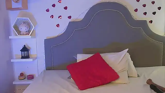 pocahontamoon online show from December 2025 05:44:01 PM