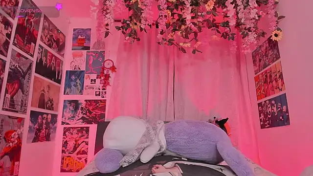 FluffyMelons online show from May 2026 11:04:02 PM