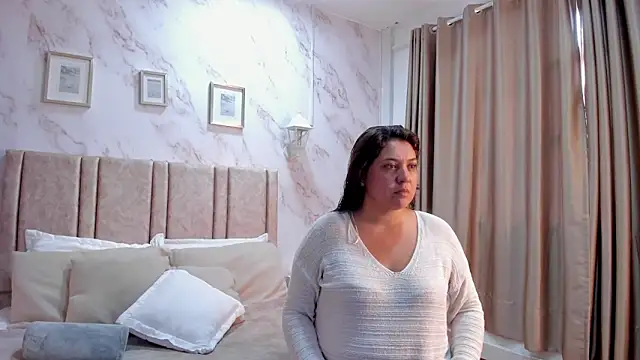 Snapshot of Paula_And chatting on October 2025 07:58:01 PM Paula And online show from October 2025 07:58:01 PM