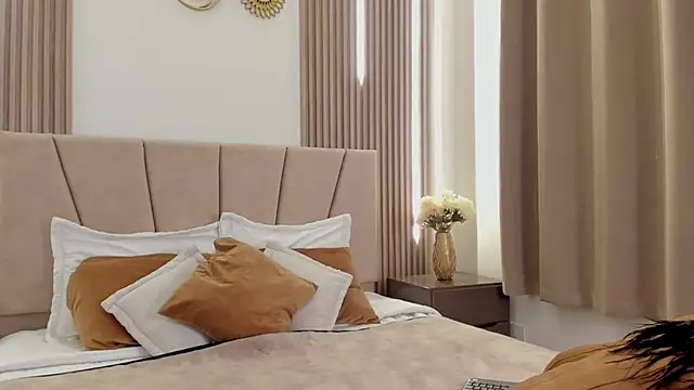 Snapshot of Paula_And chatting on December 2025 08:22:02 PM Paula And online show from December 2025 08:22:02 PM