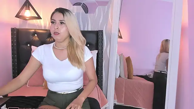 lucia-cute online show from May 2026 07:21:01 PM