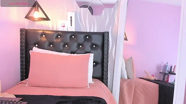 lucia-cute online show from April 2026 07:04:01 PM