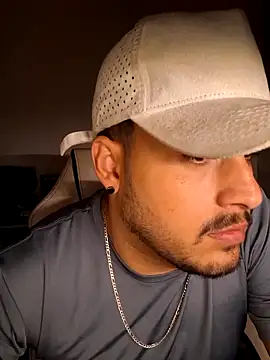 Mineirinhoot online show from December 2025 03:21:01 AM