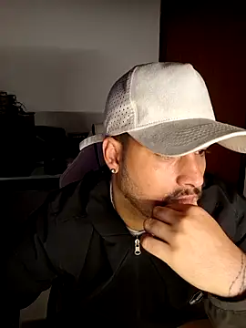 Mineirinhoot online show from December 2025 02:25:02 AM