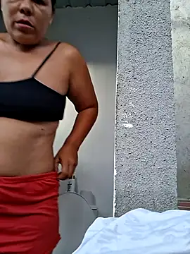 Snapshot of hotmom33 chatting on October 2025 10:50:01 AM hotmom33 online show from October 2025 10:50:01 AM