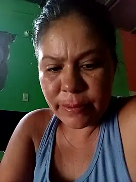 Snapshot of hotmom33 chatting on September 2025 12:00:01 PM hotmom33 online show from September 2025 12:00:01 PM