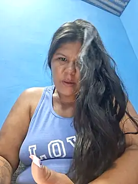 Snapshot of hotmom33 chatting on October 2025 10:39:02 AM hotmom33 online show from October 2025 10:39:02 AM