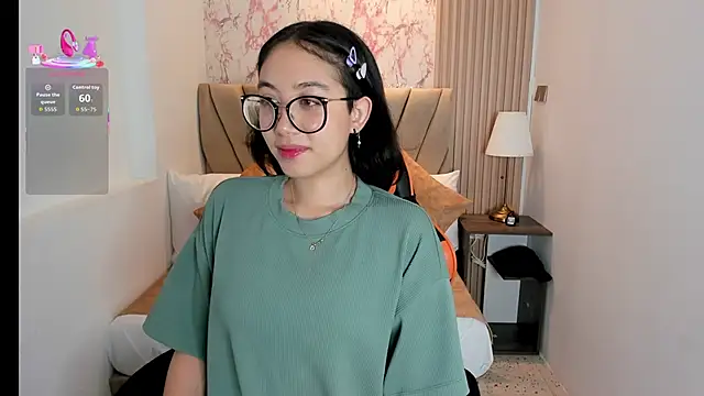 Snapshot of Yuna__Min chatting on October 2025 10:28:01 AM Yuna  Min online show from October 2025 10:28:01 AM