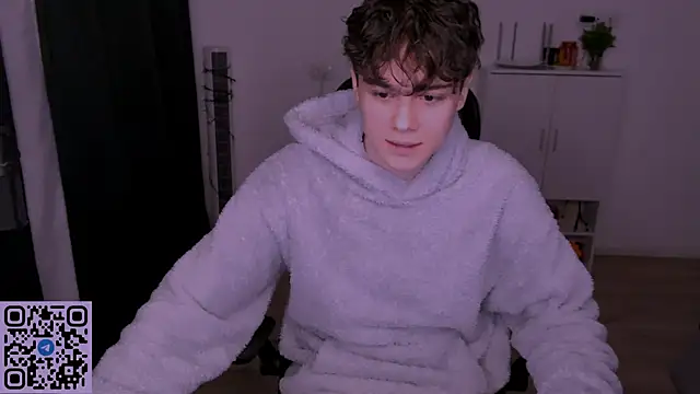 Tom-Eros online show from April 2026 08:00:01 PM