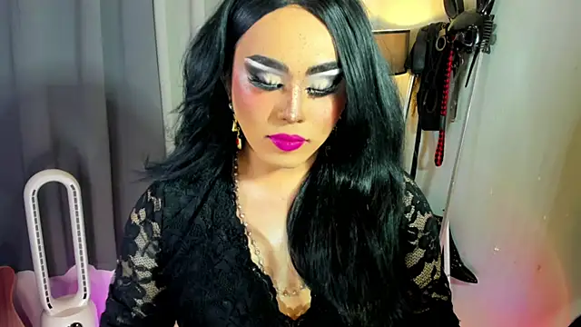 Snapshot of MagnaCumLoader17 chatting on November 2025 10:13:02 PM MagnaCumLoader17 online show from November 2025 10:13:02 PM