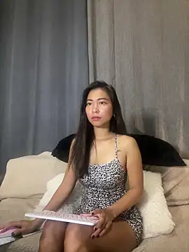 Snapshot of EmmaSean chatting on May 2026 11:52:01 PM EmmaSean online show from May 2026 11:52:01 PM