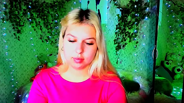 Snapshot of ChloeRicc chatting on November 2025 02:10:01 PM ChloeRicc online show from November 2025 02:10:01 PM