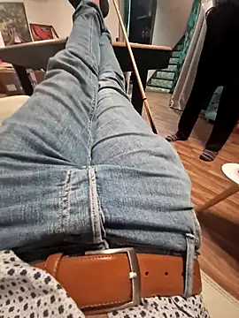 YoHaNdIsCrEt online show from December 2025 09:58:02 PM