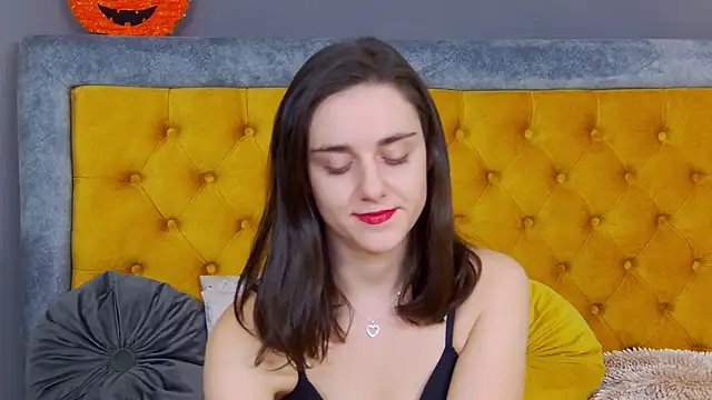 Jessica White  online show from November 2025 05:00:02 AM