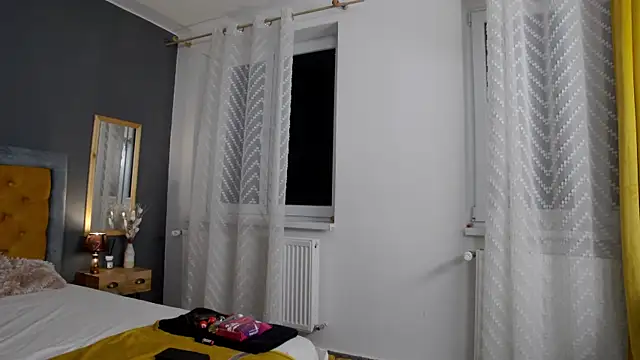 Jessica White  online show from October 2025 04:00:01 AM