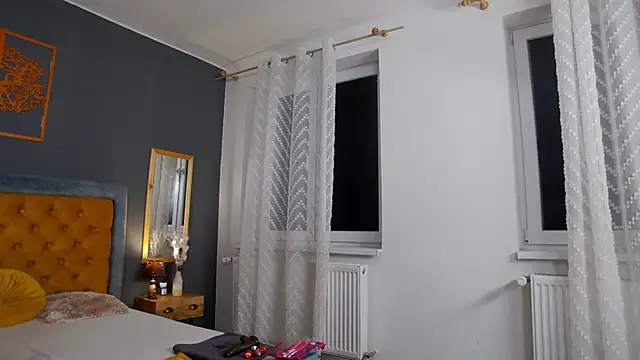 Jessica White  online show from November 2025 05:00:02 AM