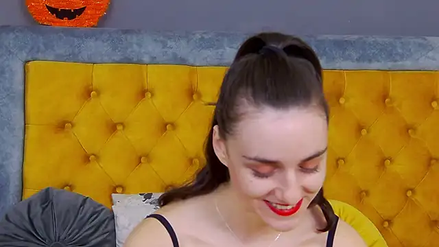 Jessica White  online show from November 2025 05:00:01 AM