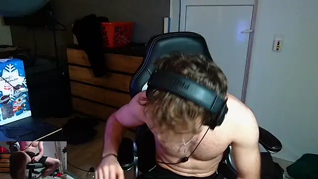 Snapshot of Rudi2007Eye chatting on December 2025 08:48:01 PM Rudi2007Eye online show from December 2025 08:48:01 PM