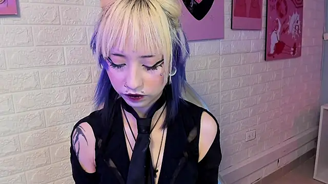 Hannahpage online show from November 2025 12:37:01 PM