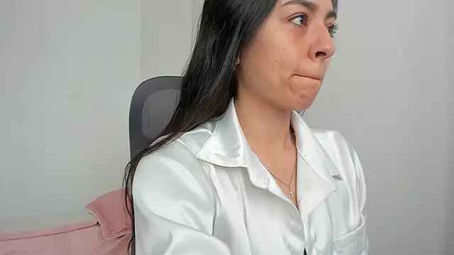 Snapshot of canelleGarces chatting on July 2026 05:10:02 PM canelleGarces online show from July 2026 05:10:02 PM