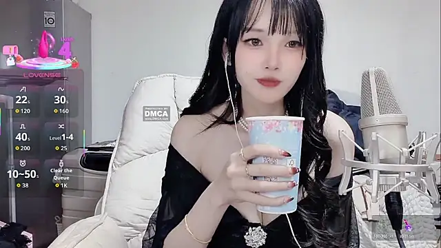 twlilybae online show from April 2026 11:44:02 AM