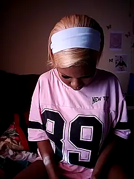 Seductive Yellow Titties online show from October 2025 03:01:01 PM